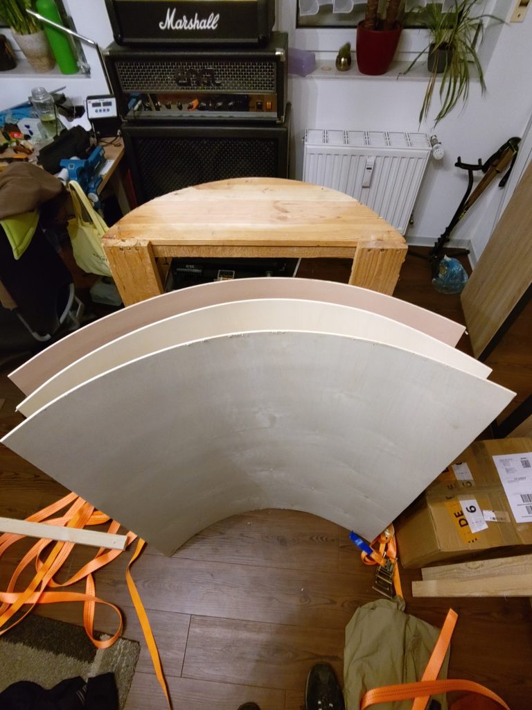 BIld 1: Das Rohmaterial vorgeformt. Drei Lagen 4mm dickes Sperrholz. Eine Lage Buche vorne. Zwei Lagen Pappel hinten.