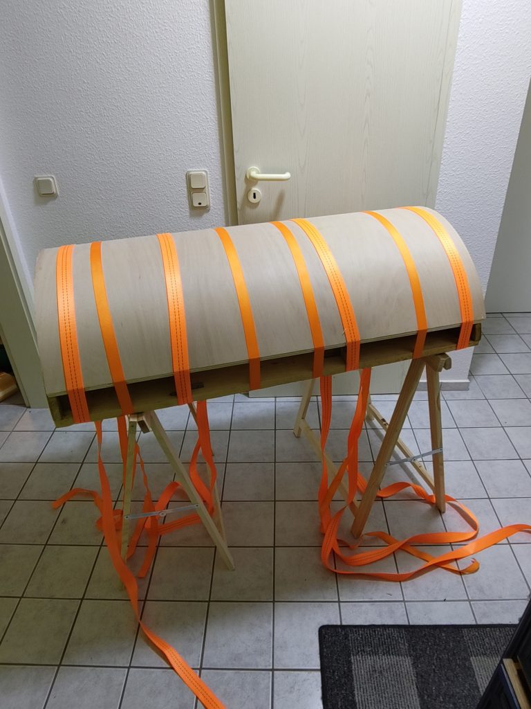 Bild 4 Für ein gleichmässigeres Ergebnis werden mehr Spanngurte verwendet