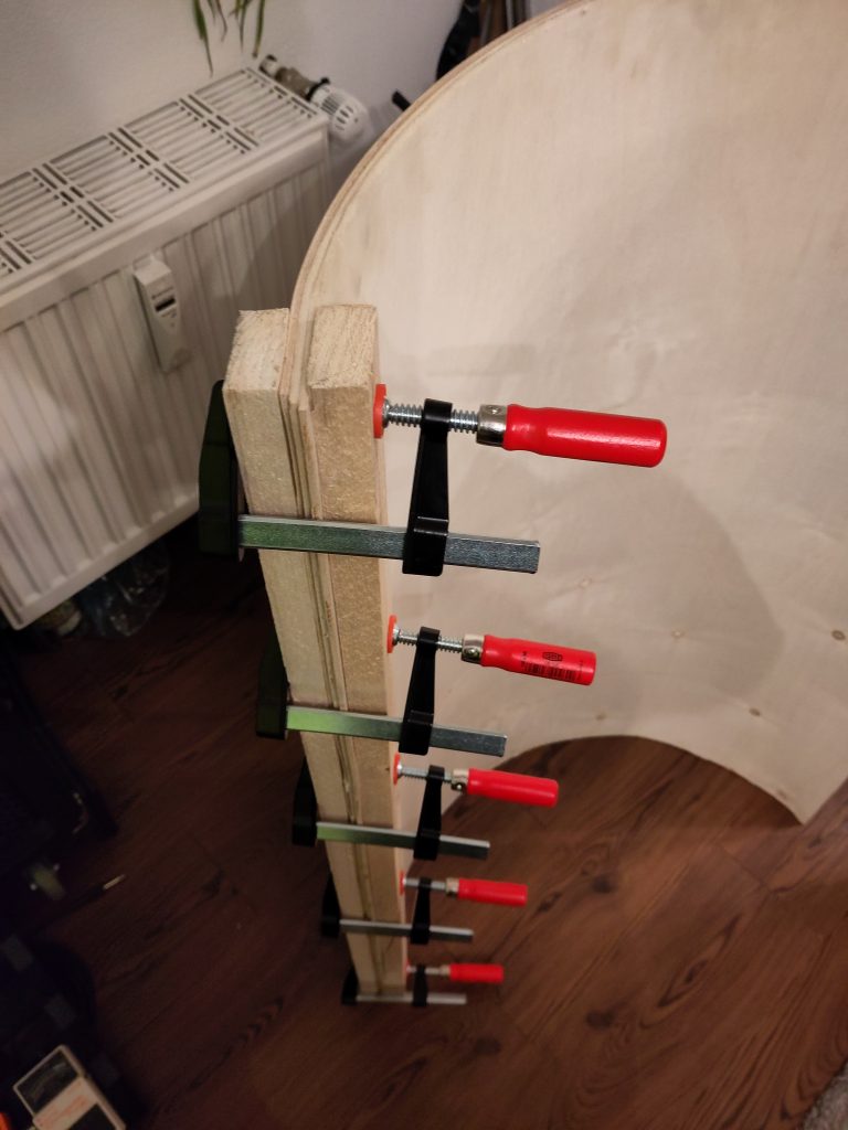 Bild 6: Durch die Spanngurte und die Druckpunkte hat sich das Holz etwas gequetscht und verzogen. Diese Klemmen sollten dem Entgegenwirken.