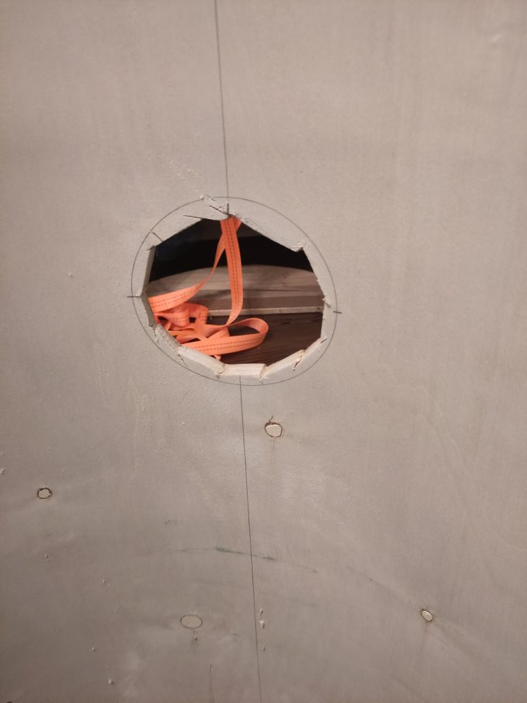 Bild 10: Mit dem Forstnerbohrer vorgebohrt. Mit dem Multitool versucht weiterzumachen und schliesslich auf die Stichsäge gewechselt.