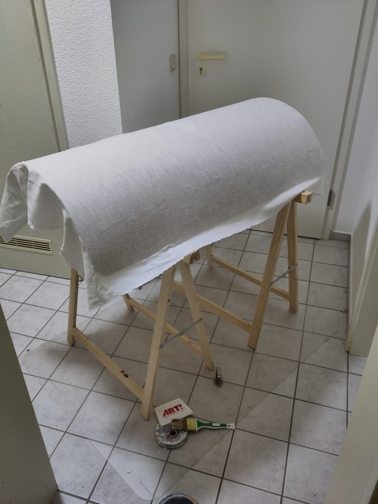 Bild 1: Erste Lage Flachsleinen auf den Schild gespannt und Verleimt.