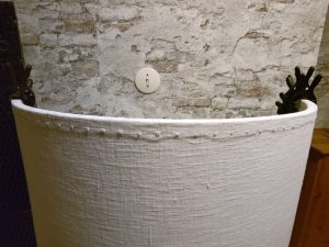 Bild 8: Nach der Bespannung mit dem Stoff werden die Löcher für den Rohlederrand gebohrt. Insgesamt ca. 200 Löcher mit 2cm Lochabstand.
