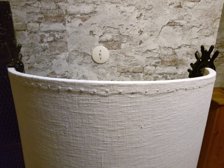 Bild 8: Nach der Bespannung mit dem Stoff werden die Löcher für den Rohlederrand gebohrt. Insgesamt ca. 200 Löcher mit 2cm Lochabstand.