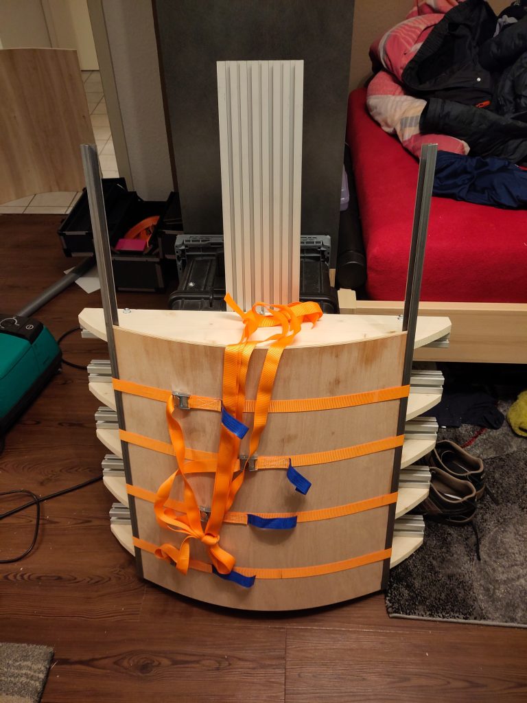 Bild 5: Die Rippen in Aktion. Fünf Rippen für einen 60cm hohen Schild bieten eine Gute Druckverteilung. Die Metallschienen am Rand erlauben eine Druckverteilung auf die gesamte Kante und vermeidet so wellige Kanten.