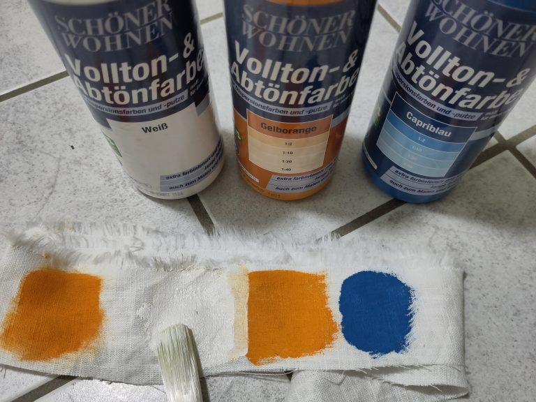 Bild 1: Farbentest auf Reststücken des Leinenstoffes.