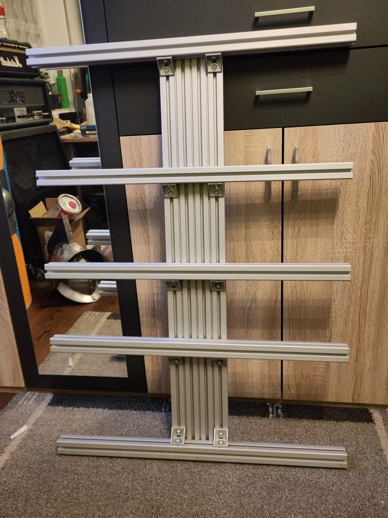Bild 1: Die Schildpresse ohne Rippen. 40x40 Aluprofile. Gesamtpreis knapp 120€