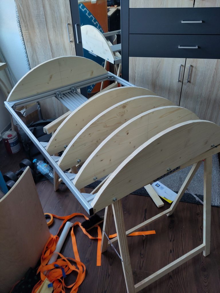 Bild 3: Schildpresse V2 in Thraex-Stellung. Für diese kurzen Schilde reichen vier Rippen aus. Der oberste Rippenhalter dient nur der Stabilität der Presse und hätte hier keine Rippe gebraucht.