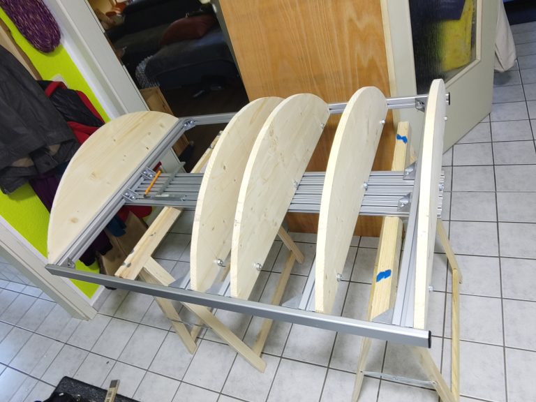Bild 2: Schildpresse V2 mit den Rippen an zufälligen Positionen. Je nach Schild kann so an unterschiedlichen stellen der Anpressdruck variiert werden. Mit vier Schrauben lassen sich die Rippenhalter wie auf schienen verfahren.