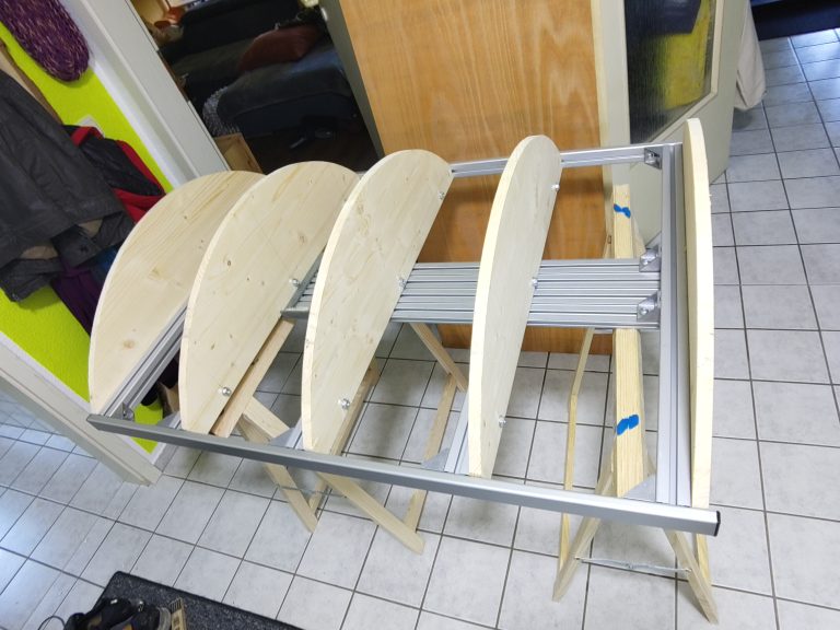 Bild 1: Schildpresse V2 mit den Rippen auf maximale Schildhöhe eingestellt. 500er Rippen sind montiert.