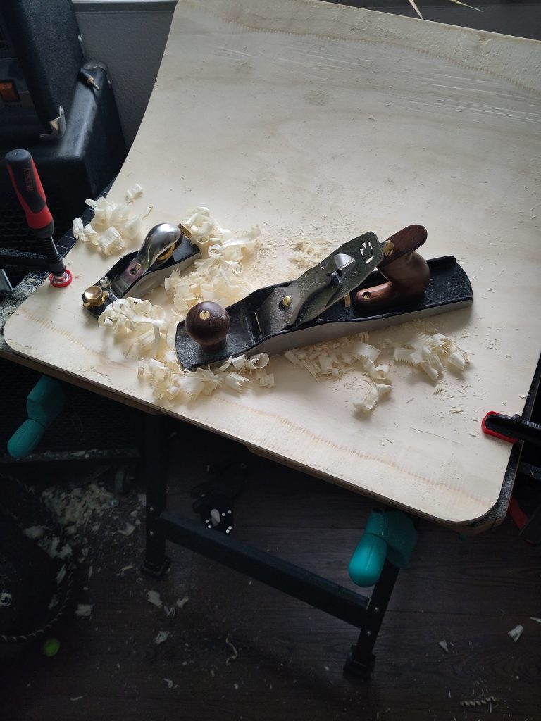 Bild 6: Der neuste Thraex Rohling bekommt die Kanten heruntergehobelt. Die Materialdicke von 12mm wird zur aussenkante hin auf 8mm reduziert. Dies spart einiges an Gewicht.